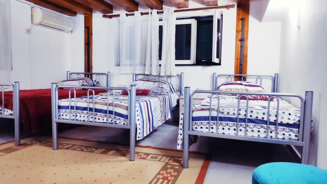 Tufina Hostel Тирана Экстерьер фото