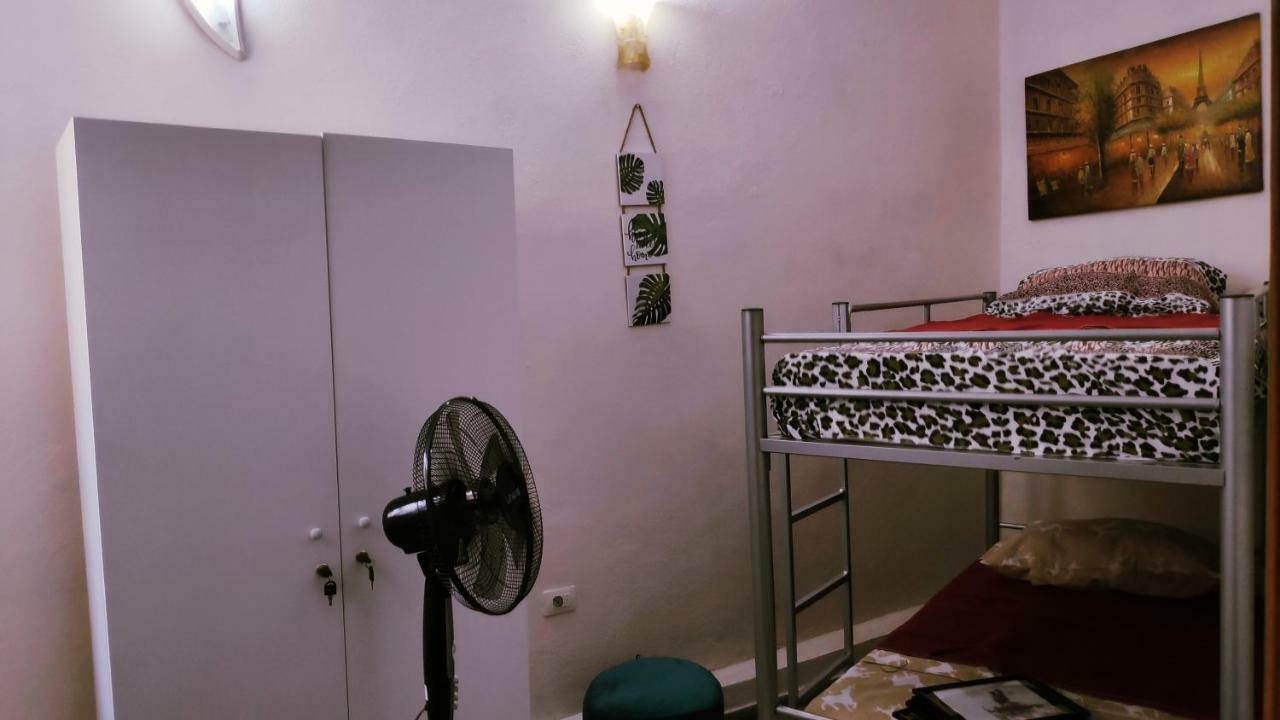 Tufina Hostel Тирана Экстерьер фото