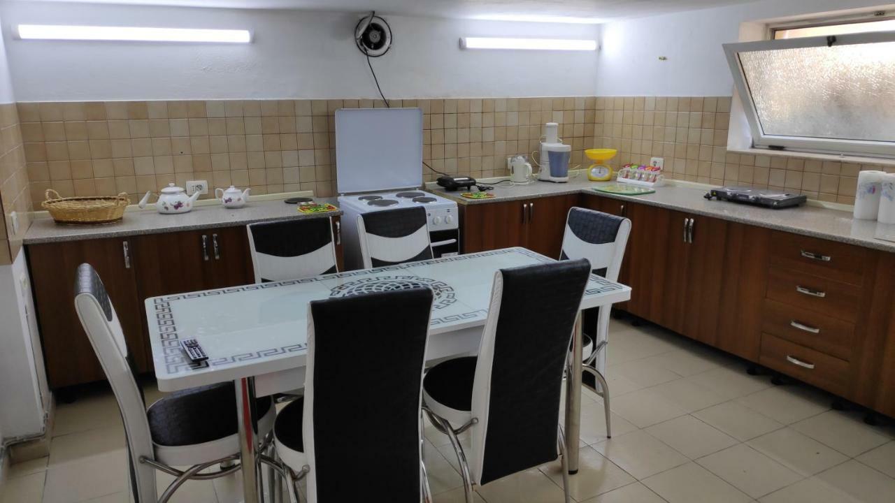 Tufina Hostel Тирана Экстерьер фото